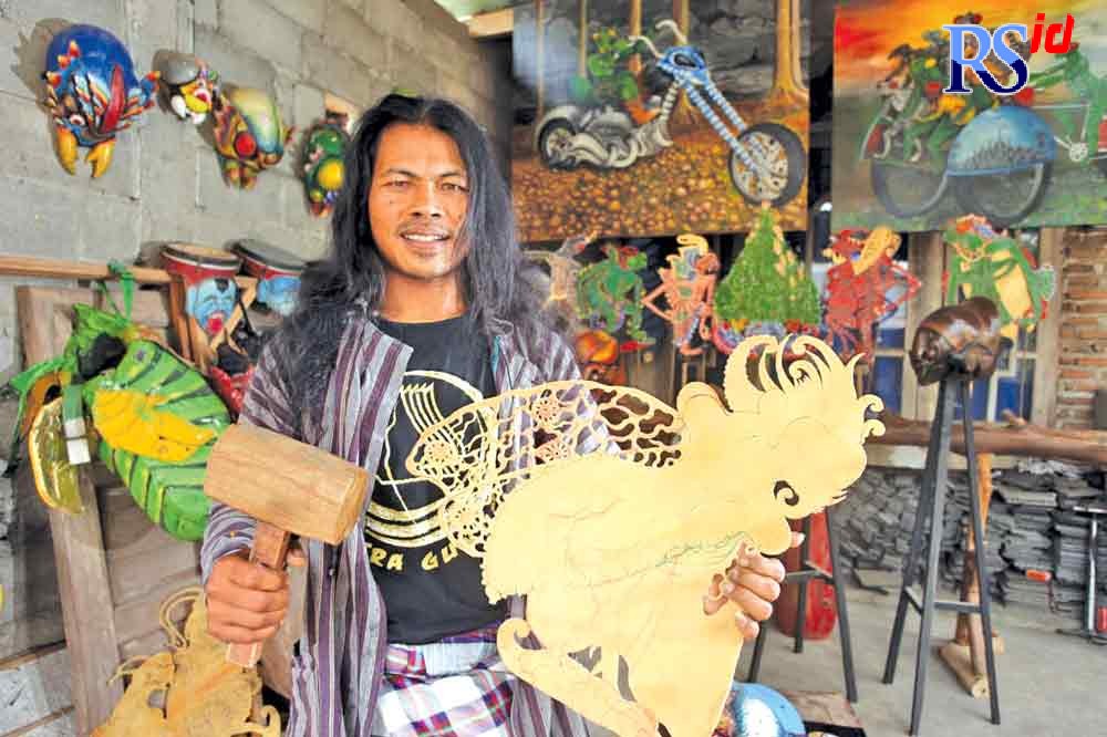 Sujono menunjukkan karya seni tentang belalang. Ia mengikuti pameran virtual yang digelar Kareem Hybrid Trade Showcase 2021 di Afrika Selatan. (Istimewa)