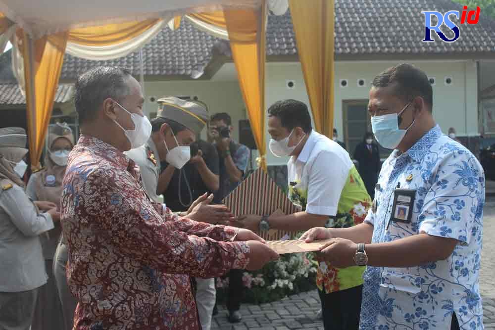 Kepala BPN Kabupaten Pekalongan Imawan dan Pj Sekda Budi Santoso saat menyerahkan sertifikat tanah kepada beberapa ormas, perusahaan, dan instansi Jumat (24/9/2021). (NANANG RENDI AHMAD/JAWA POS RADAR SEMARANG)