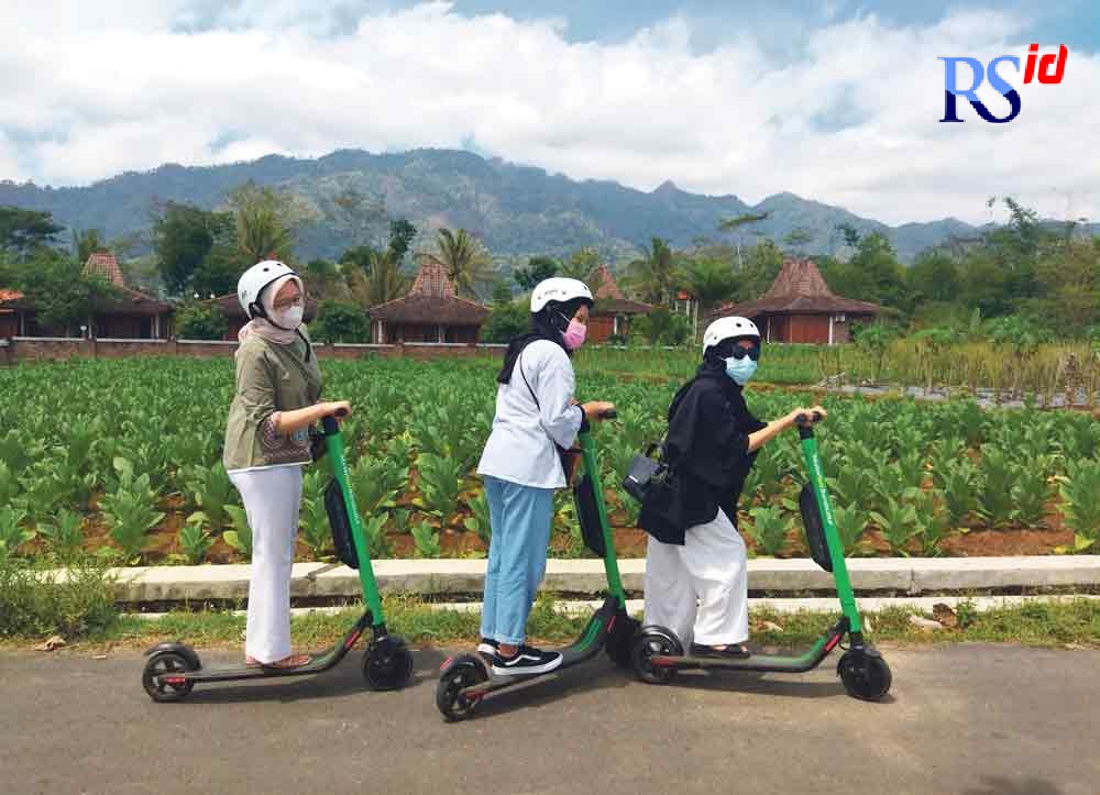 PPenyewa sedang berkeliling wilayah Borobudur menggunakan skuter listrik, Rabu (15/9/2021). (LUQMAN SULISTIYAWAN/JAWA POS RADAR SEMARANG)