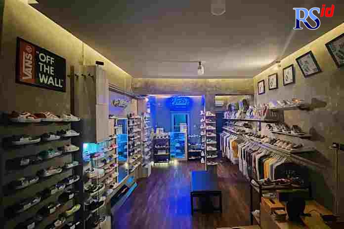 Koleksi sepatu @endarfoorwear yang terpajang rapi di rak uniknya. (Istimewa)