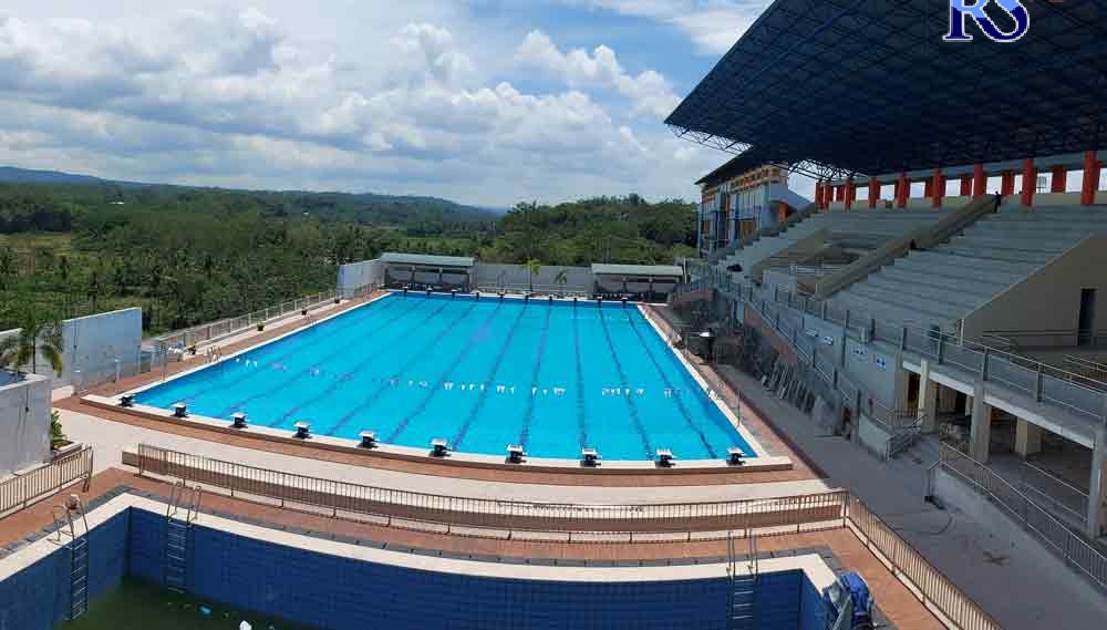 Kolam renang prestasi di Samapta Aquatic Stadium  akan digunakan untuk berlatih atlet selam. Namun saat ini masih ada pengerjaan tribun timur, Senin, (13/9/2021). (PUPUT PUSPITASARI/JAWA POS RADAR SEMARANG)