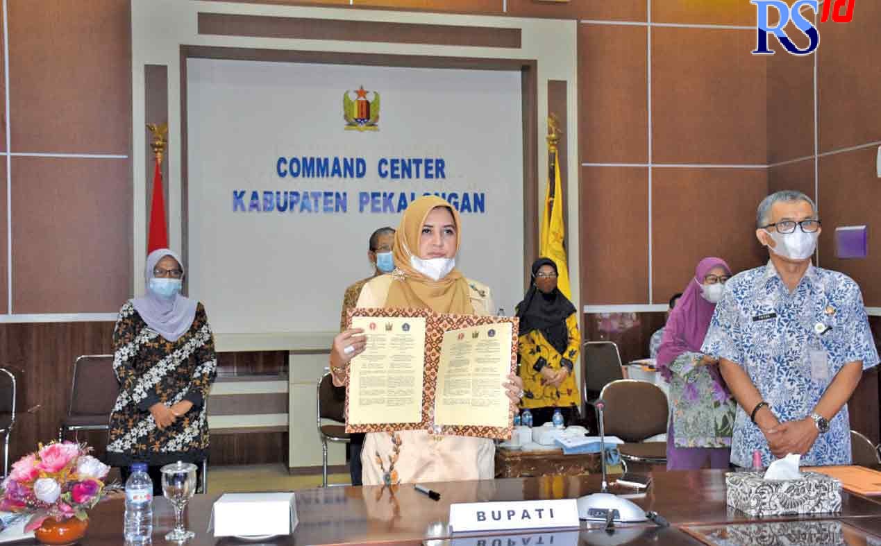 Bupati Pekalongan Fadia Arafiq saat menunjukkan MoU kerjasama dengan SEAMEO-RECFON dan Poltekes Kemenkes Yogyakarta untuk menangani stunting Rabu (22/9/2021) lalu.  (Istimewa)