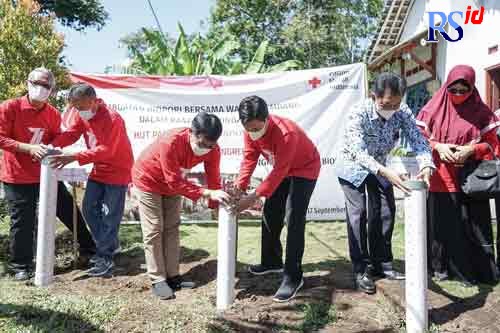 PMI Kota Salatiga membuat biopori di Kelurahan Randuacir. (Dhinar Sasongko/Jawa Pos Radar Semarang)