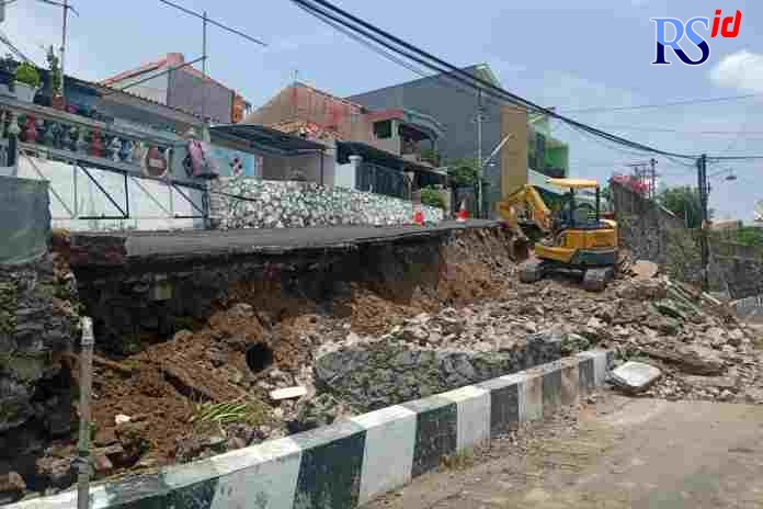 Talut di Jalan Tegalsari Barat RT 7/RW 13, Tegalsari, Candisari, Kota Semarang ambrol pukul 00.15 Minggu (26/9/2021) dini hari. (ANIK MEILINDA/JAWA POS RADAR SEMARANG)