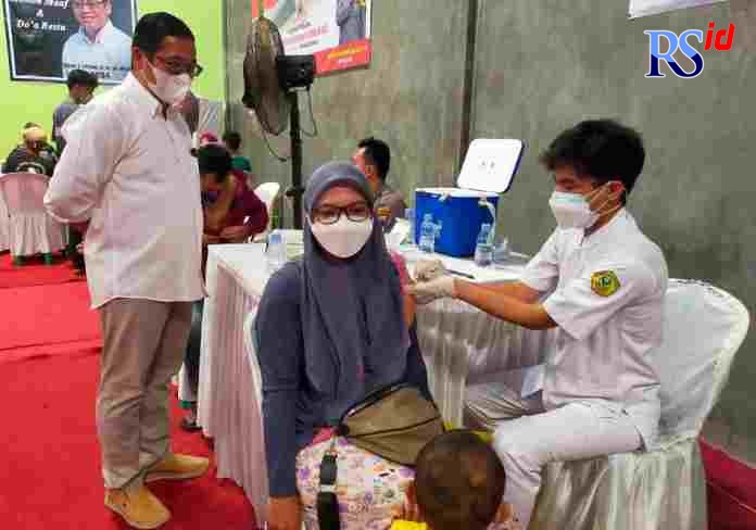 Pemilik perusahaan, Teguh Sapto Utomo meninjau vaksinasi karyawan dan warga. (Wahib Pribadi/Jawa Pos Radar Semarang)