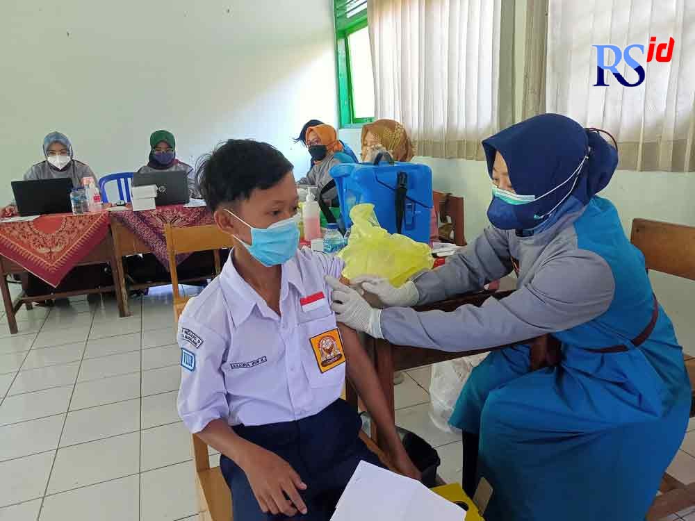 Siswa SMP Negeri 9 Kota Magelang mendapatkan suntikan vaksinasi Covid-19 dosis pertama  jenis Sinovac. (ROFIK SYARIF G P/JAWA POS RADAR SEMARANG)