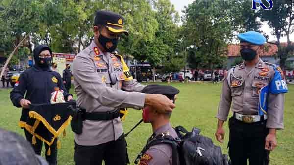 Kapolres Pemalang AKBP Ari Wibowo saat menyematkan baret kepada Bintara Remaja, pada Minggu (24/10). (Lutfi Hanafi/Jawa Pos Radar Semarang)