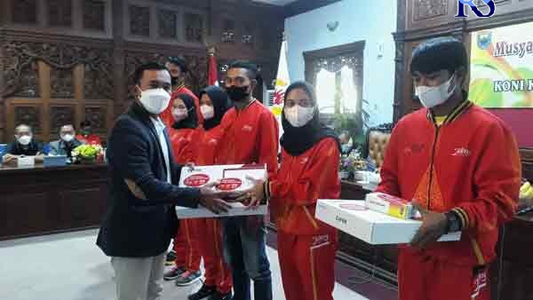 Bupati Batang Wihaji menyerahkan bantuan laptop dan handphone kepada 7 atlet yang berprestasi di laga PON Papua. (Istimewa)
