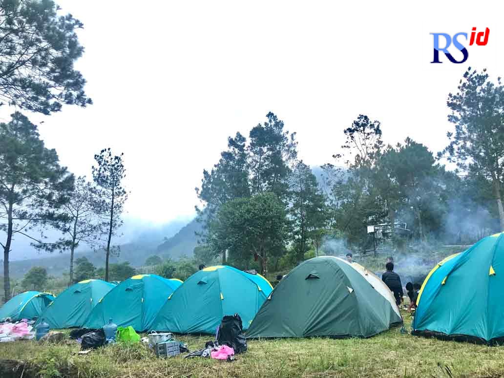 Camping ground Perantunan di Desa Gintungan, Bandungan, menawarkan kesejukan dan keindahan alam Gunung Ungaran.  (Alvi Oktafia/Jawa Pos Radar Semarang)