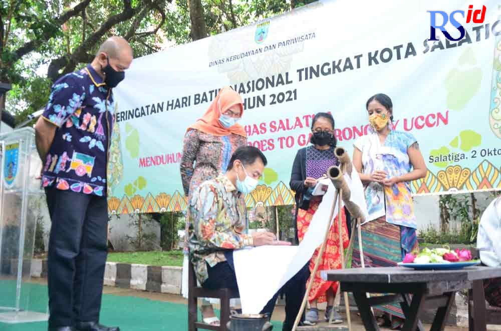 Wali Kota Yuliyanto praktik membatik saat memperingati Hari Batik Nasional tahun 2021 di Kota Salatiga. (DHINAR SASONGKO/JAWA POS RADAR SEMARANG)