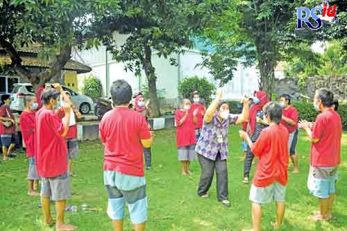 Penerima manfaat ODGJ bermain di halaman Panti Margo Widodo Selasa (26/10/2021). (TITIS ANIS FAUZIYAH/JAWA POS RADAR SEMARANG)