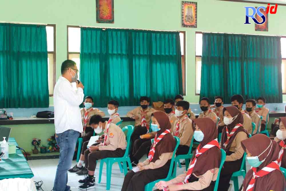 Ketua KPAI Kabupaten Temanggung Totok Cahyo Nugroho memberikan pengarahan kepada siswa SMP 3 Kedu bahaya perundungan, Kamis (7/10/2021). (ANANTA ERLANGGA MUSA / JAWA POS RADAR SEMARANG)