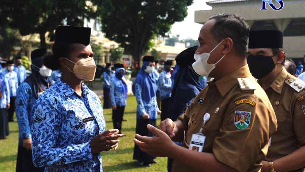 Wali Kota Magelang dr Muchamad Nur Aziz berbincang dengan salah satu PNS yang naik pangkat. Ia juga menyelamatinya.  (Dokumen Jawa Pos Radar Semarang)