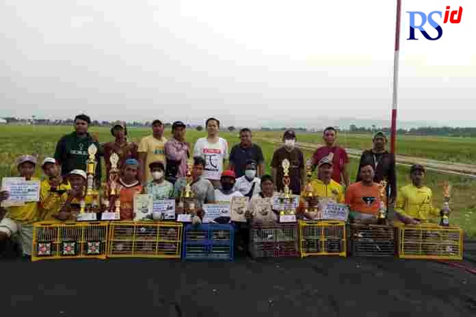 Anggota DPRD Jateng, Mifta Reza NP saat menyerahkan hadiah kepada para pemenang Lomba Merpati Kolong kemarin. (BUDI SETIYAWAN/JAWA POS RADAR SEMARANG)