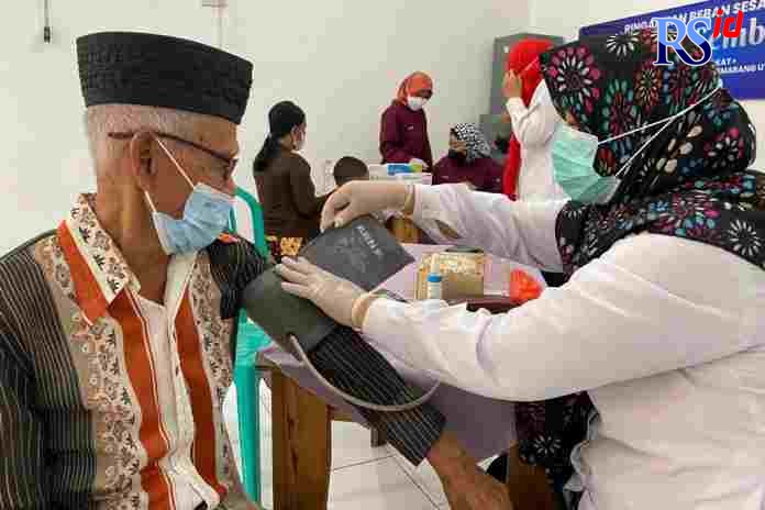 Tenaga kesehatan mengecek tekanan darah pasien. (Istimewa)