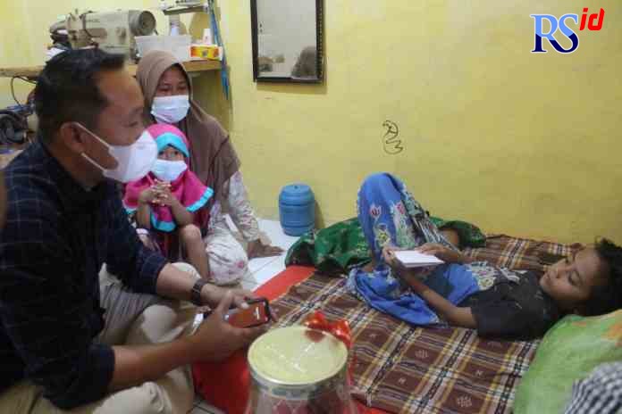 BERI SEMANGAT : Ketua DPRD Kota Semarang Kadar Lusman saat menjenguk Reno  Rifky Aryansyah di rumahnya, kemarin. (ADENNYAR WYCAKSONO/JAWA POS RADAR SEMARANG)