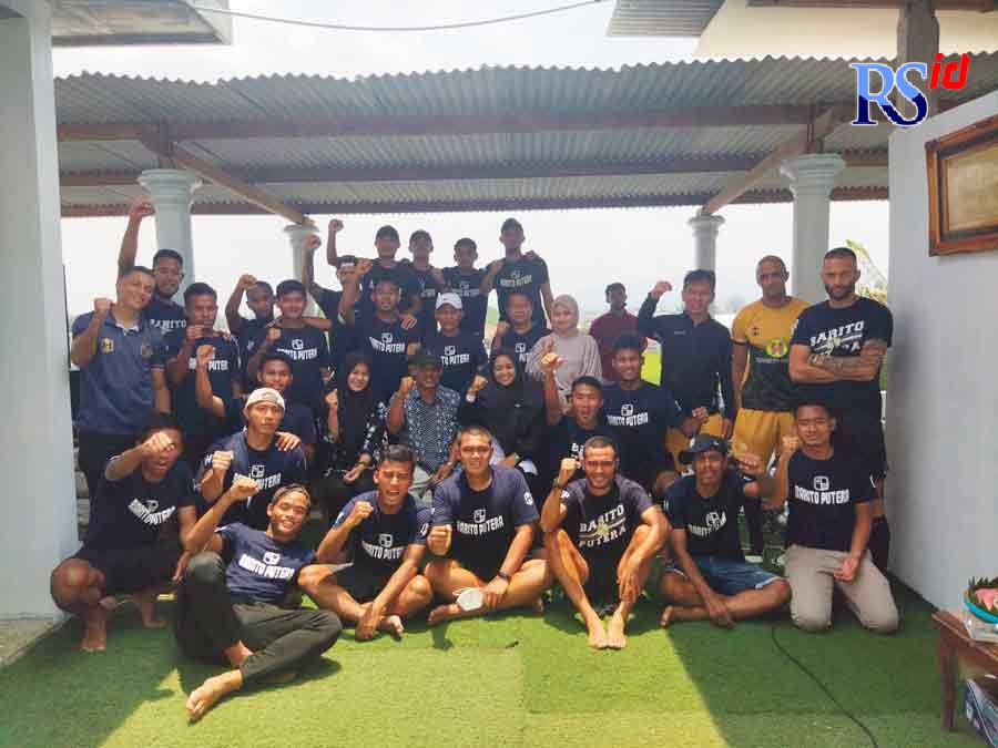 Pemain dan jajaran pelatih Barito berkunjung ke rumah Bagas Kaffa di Magelang. (LUQMAN SULISTIYAWAN/JAWA POS RADAR SEMARANG)