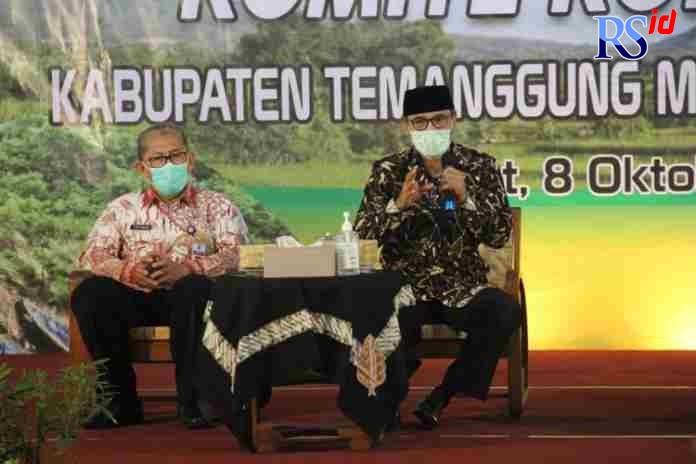 DEMI LINGKUNGAN : Bupati Temanggung HM Al Khadziq mengukuhkan anggota Komite Konservasi Kabupaten Temanggung di Pendopo Pangayoman, Jumat (8/10/2021). (ANANTA ERLANGGA MUSA/JAWA POS RADAR MAGELANG)
