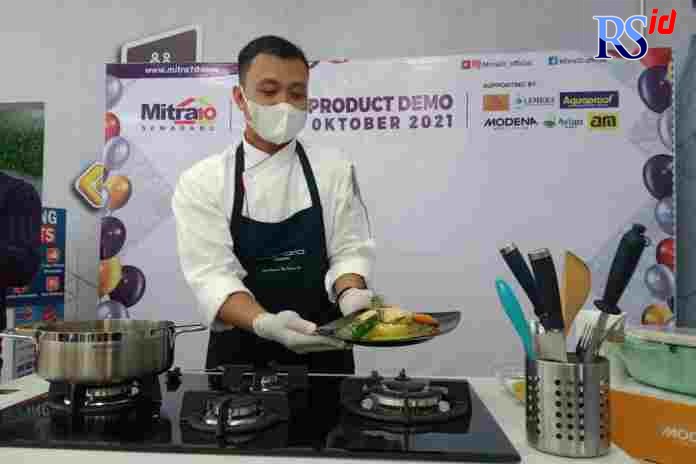 Chef Angga di Live Cooking di Mitra10 Semarang. (ANIK MEILINDA /JAWA POS RADAR SEMARANG)