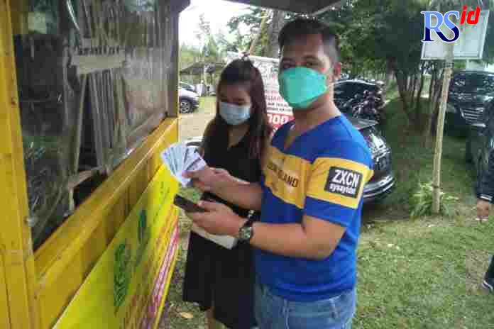 Pengunjung Curug Lawe Bendowo Kalisidi saat menunjukkan sertifikat vaksin saat membeli tiket masuk. Rabu (20/10/2021). (Maria Novena/Jawa Pos Radar Semarang)