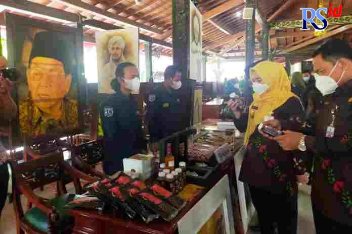 Bupati Demak dr Eistianah meninjau stan kerajinan di sela pengukuhan kepengurusan Dekranasda di pendopo. (Wahib Pribadi/Jawa Pos Radar Semarang)