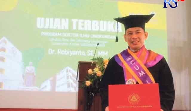 Robiyanto setelah mengikuti ujian terbuka secara hibrid di gedung Albertus Unika Soegijapranata. (Istimewa)