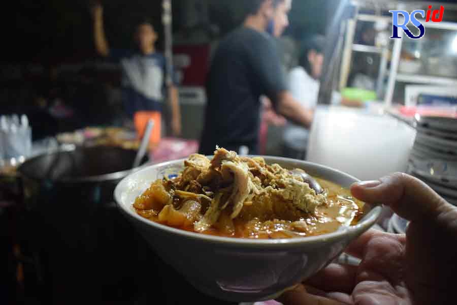 Bubur Ayam Pak Sugiyo memiliki cita rasa khas, yang membuat pengunjungnya balik lagi. (TITIS ANIS FAUZIYAH/JAWA POS RADAR SEMARANG)
