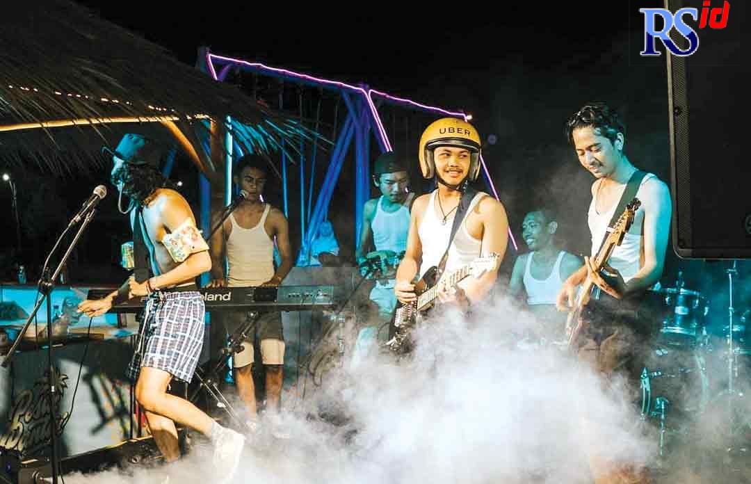 Para personel Dewan Pergoyangan Rakyat.