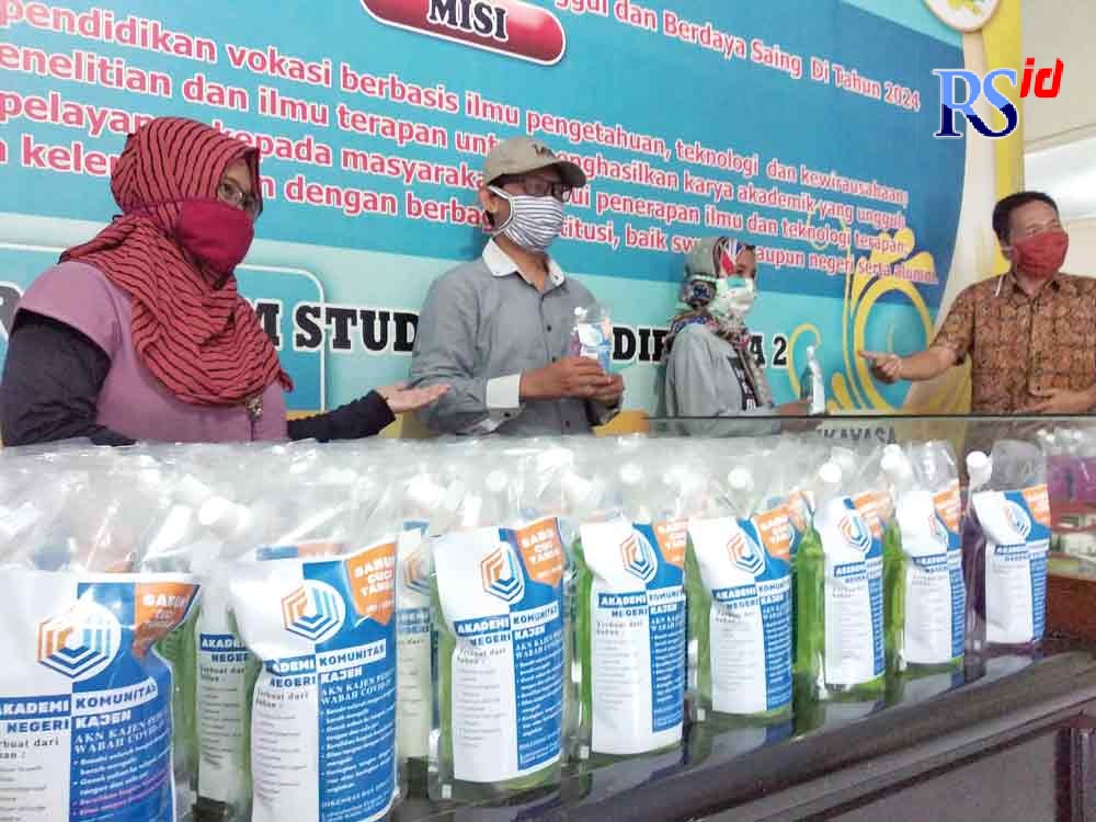 Dosen dan mahasiswa AKN Kajen saat mengenalkan sabun pencuci tangan buatan mereka saat awal-awal pandemi Covid-19.  (Istimewa)