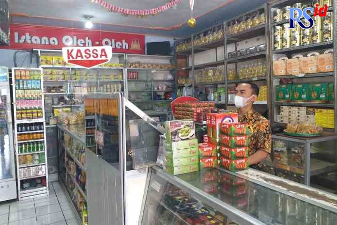 TETAP EKSIS : Toko oleh-oleh Endang Jaya didirikan pada 1983. Semula toko kelontong biasa. (ROFIK SYARIF G P/RADAR MAGELANG)