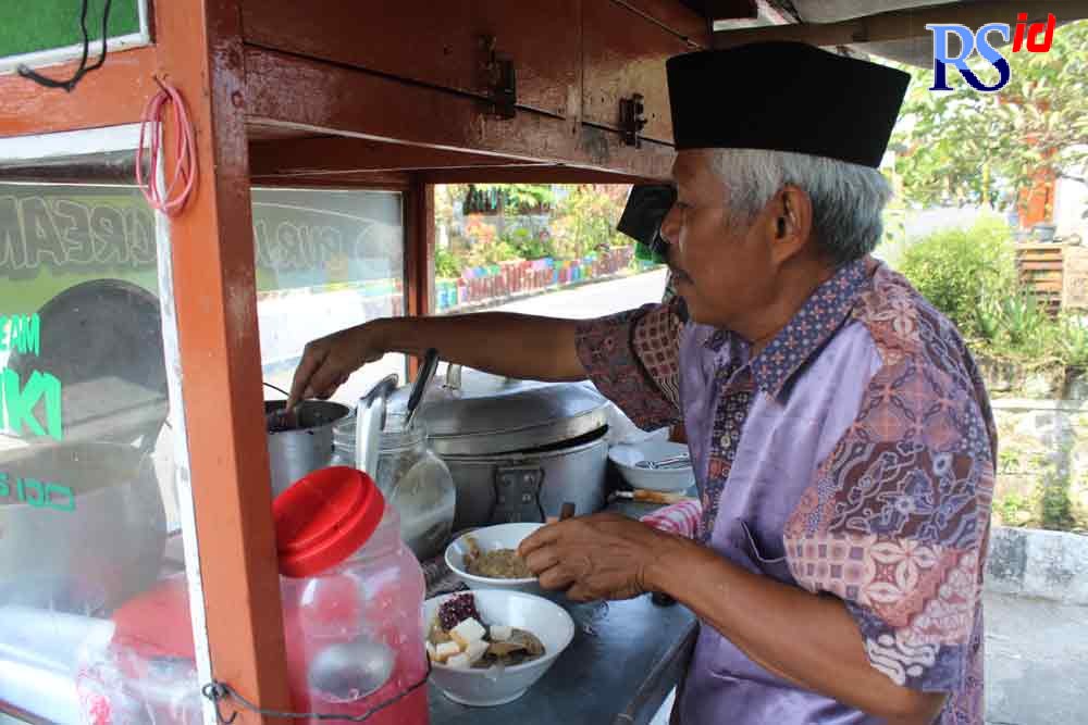 Pak Selamet saat meracik es krim burjo untuk dihidangkan pada pelanggannya. (ANANTA ERLANGGA MUSA / JAWA POS RADAR SEMARANG)