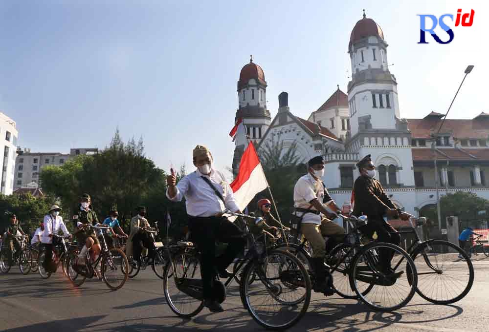Denpom IV/5 Semarang dan para ontelis napak tilas di Taman Makam Pahlawan (TMP) Giri Tunggal Minggu (10/10/2021). (NUR CHAMIM/ JAWA POS RADAR SEMARANG)