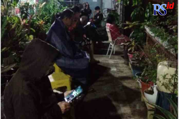 Warga Ambarawa keluar rumah saat gempa terjadi pada Sabtu dini hari (23/10). (Ist)
