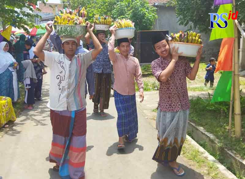 Warga membawa pisang ke masjid untuk tradisi Grebeg Pisang di setiap puncak peringatan Maulid Nabi Muhammad SAW. (LUQMAN SULISTIYAWAN/JAWA POS RADAR SEMARANG)