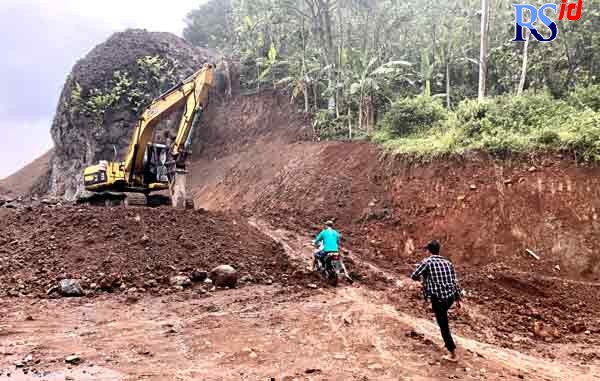 Pekerjaan pengeprasan gunung batu pada peningkatan Jalan Cangkiran-Boja-Sukorejo. (BUDI SETIYAWAN/JAWA POS RADAR SEMARANG)