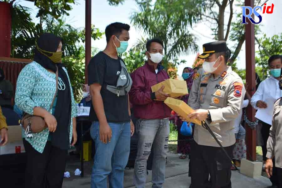 Kapolres Temanggung AKBP Burhanuddin menyerahkan doorprize kapada peserta vaksin di mapolres setempat, Senin (25/10/2021). (ANANTA ERLANGGA MUSA / JAWA POS RADAR SEMARANG)