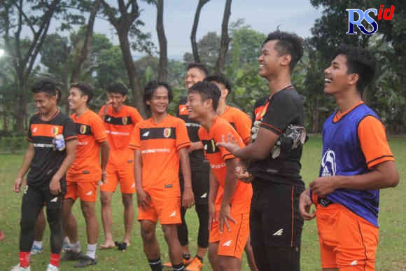 Pemain PPSM Magelang melakukan latihan sore (18/10/2021) di Lapangan Demon.(ROFIK SYARIF G P/JAWA POS RADAR SEMARANG)
