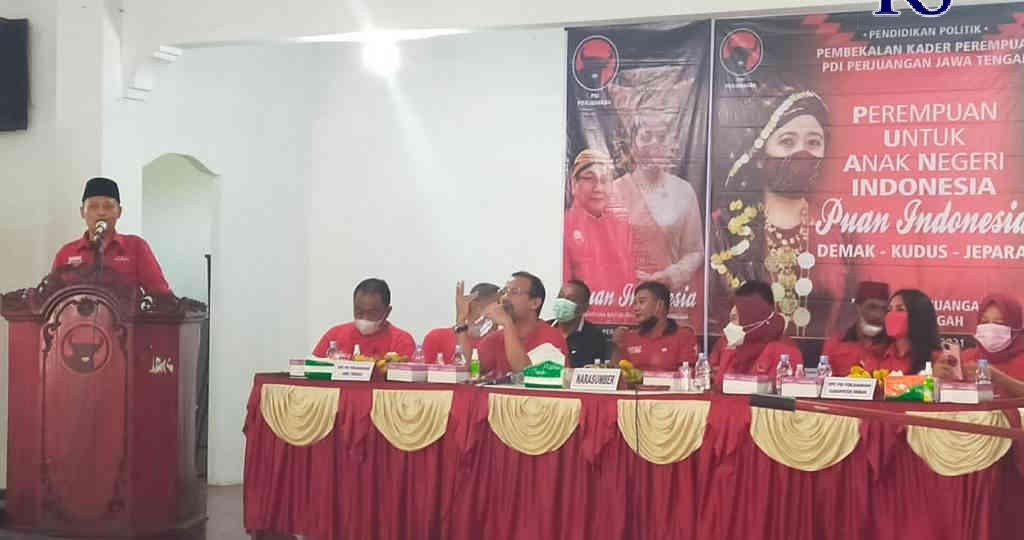 Ketua DPC PDIP Demak, H Fahrudin Bisri Slamet (FBS) memberikan sambutan dalam pembekalan kader perempuan di kantor DPC, Jalan Sultan Hadiwijaya Kota Demak. (Wahib Pribadi/Jawa Pos Radar Semarang)