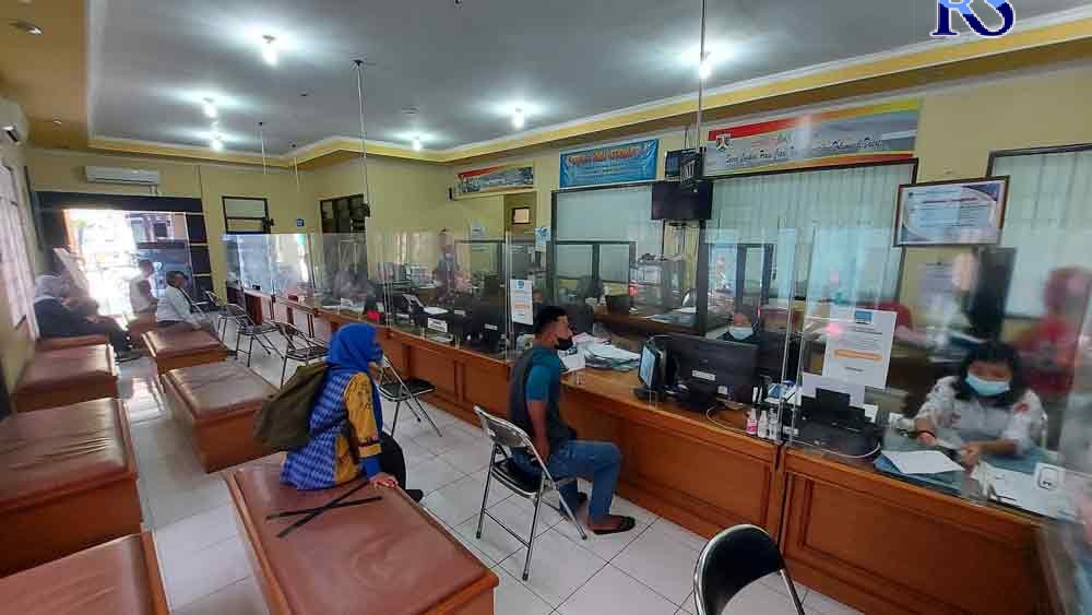 Terlihat beberapa warga Kota Magelang sedang mengurus adminduk di Disdukcapil Kota Magelang. Di masa pandemi Covid-19, pengunjung dalam ruangan dibatasi untuk memaksimalkan pengaturan jarak antarpengunjung. (PUPUT PUSPITASARI/JAWA POS RADAR SEMARANG)