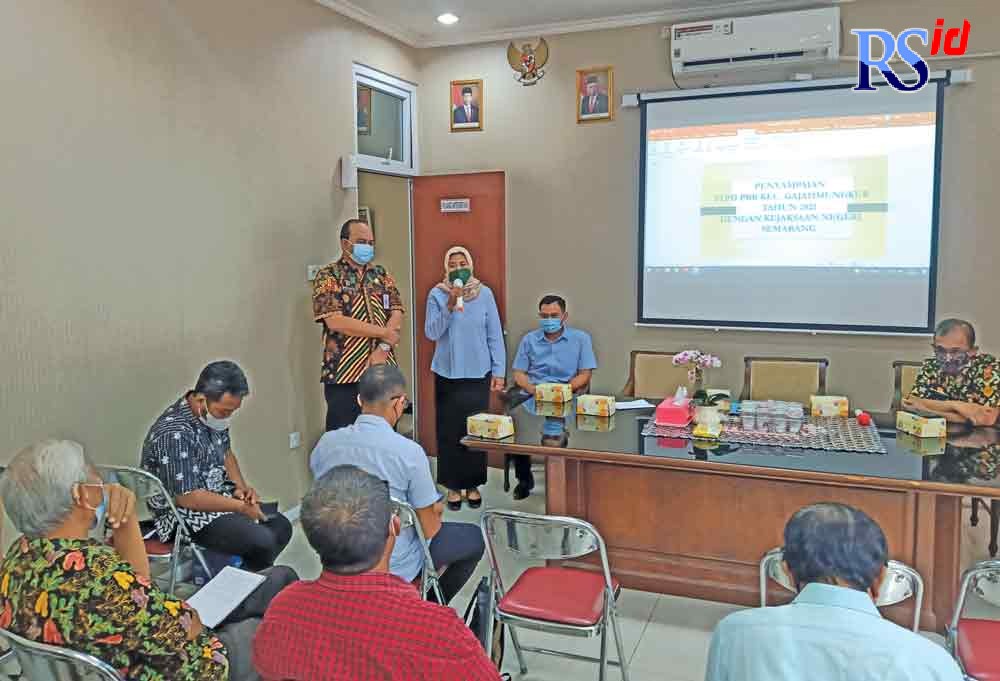 Kasi Datun Kejari Kota Semarang Dyah Ayu Wulandari dalam acara koordinasi dan sosialisasi di Kecamatan Gajah Mungkur Kamis (14/10/2021). (ANIK MEILINDA/JAWA POS RADAR SEMARANG)