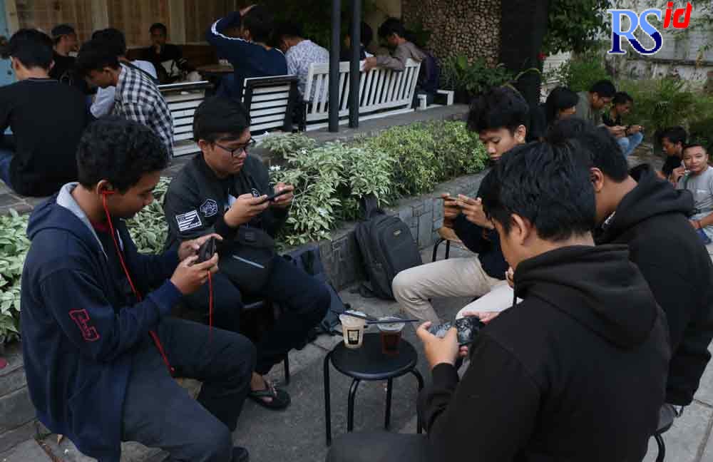 Nongkrong sambil ngopi dan main game bareng teman-teman saat ini banyak dilakukan anak muda di Semarang. (NURCHAMIM/JAWA POS RADAR SEMARANG)