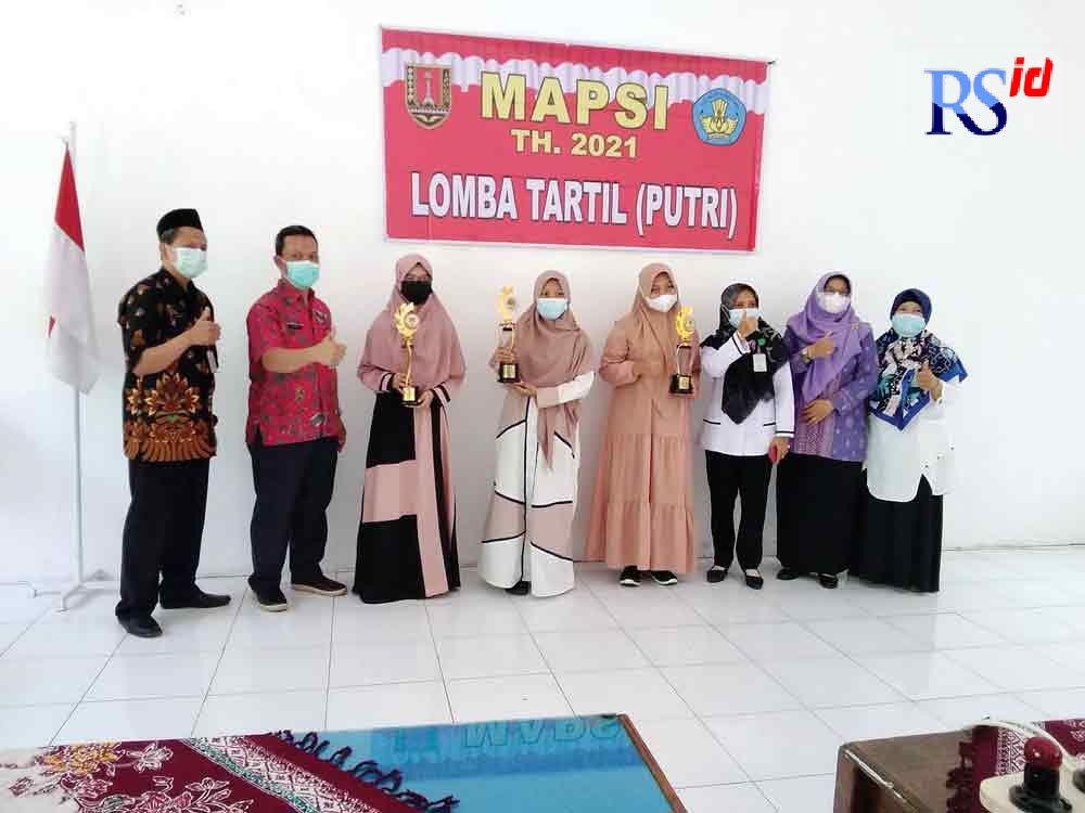 Siswi SMPIT Harapan Bunda menerima penghargaan lomba MAPSI tingkat Kota Semarang. (Istimewa)