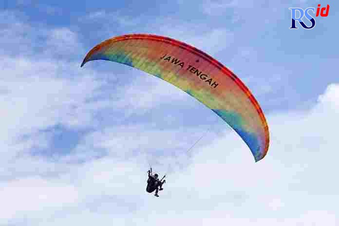 Atlet Paralayang Jawa Tengah sesaat sebelum mendarat pada nomor ketepatan mendarat di cabang Paralayang PON XX Papua, Minggu (03/10/2021) . (FOTO : PB PON XX PAPUA/Satrio Nusantoro)