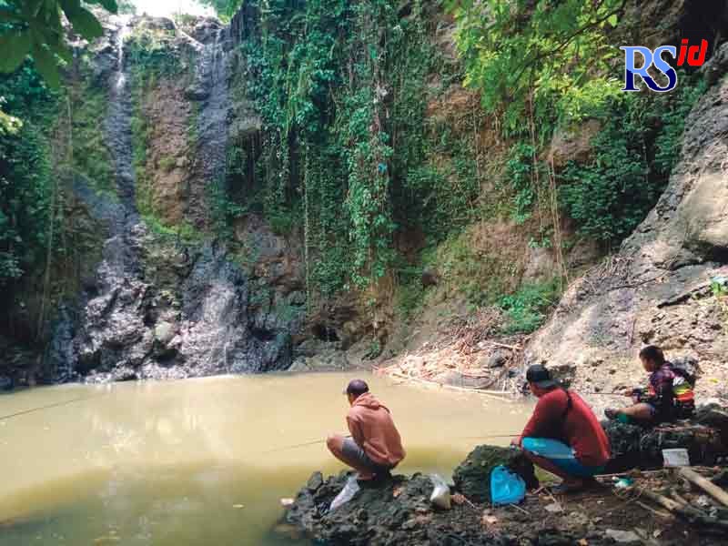 Pemancing di Curug Gondoriyo menggunakan biskuit sebagai umpannya. (FIGUR RONGGO WASSALIM/ JAWA POS RADAR SEMARANG)