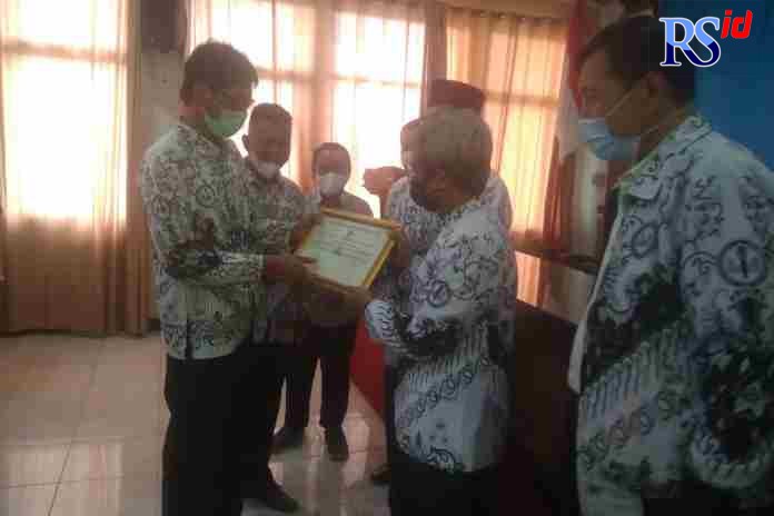 SIMBOLIS : Anggota Forum Guru Honorer Non Kategori Jateng menyerahkan buah tangan sebagai ucapan terima kasih kepada Ketua PGRI Jateng dR mUHDI Jumat (8/10). (BAMBANG ADIT SETIAWAN/JAWA POS RADAR SEMARANG)
