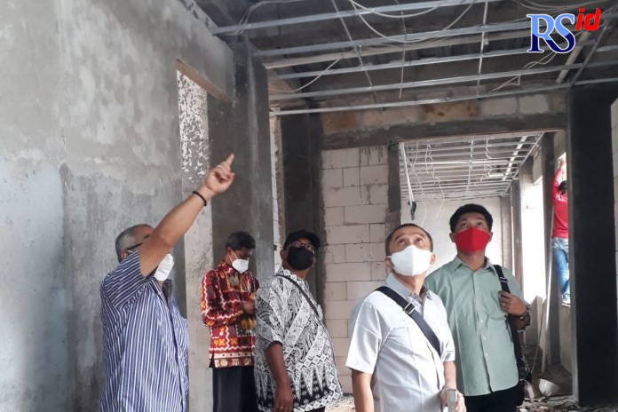 Anggota Komisi D DPRD Kabupaten Semarang saat melakukan pengecekan pembangunan perluasan Puskesmas Tuntang. (Maria Novena/Jawa Pos Radar Semarang)