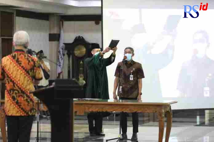 PENGAMBILAN SUMPAH : Setelah ditetapkan Presiden Joko Widowo, Gubernur Jateng Ganjar Pranowo akhirnya bisa melantik Kepala BPKAD Jateng Sumarno sebagai Sekda Jateng definitif di Gedung Gradhika Bhakti Praja, Jumat (8/10). (DOKUMEN HUMAS PEMPROV JATENG)