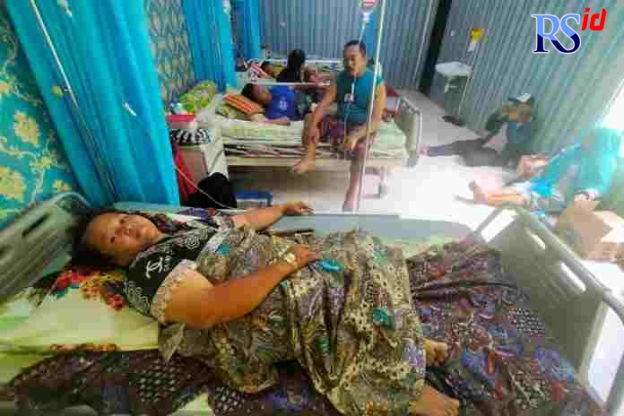 Farikin, istrinya (Masriah) dan dua anaknya masih dirawat di Puskesmas Guntur 1. (Wahib Pribadi/Jawa Pos Radar Semarang)