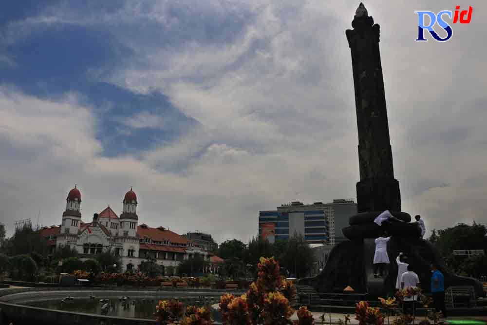 Dalam rangka peringatan Pertempuran 5 Hari di Semarang, Konservator Museum Ranggawarsita bersama mahasiswa melakukan resik-resik Monumen Tugu Muda Kamis (14/10/2021) sejak pukul 09.00. (NUR CHAMIM/ JAWA POS RADAR SEMARANG)