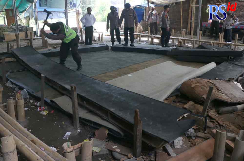 Aparat Polrestabes Semarang membongkar arena judi sabung ayam di bangunan bekas gudang Marabunta, Kalibaru, Kelurahan Bandarharjo, Semarang Utara, Senin  (25/10/2021). (NURCHAMIM/JAWA POS RADAR SEMARANG)